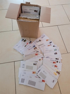 BRD: Moderne lokale Postdienstleister, Karton mit ca. 8 kg Gesamtgewicht, nur mit Briefmarken frankiert, überwiegend echt gelaufen aus dem Postverkehr (Bedarfspost)